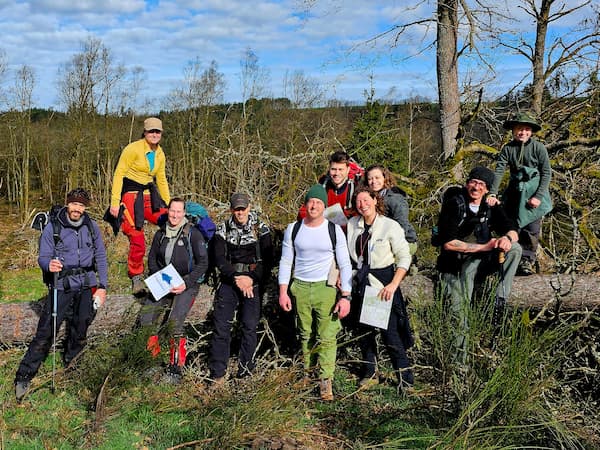 kleine groep mensen in het bos poserend voor de foto